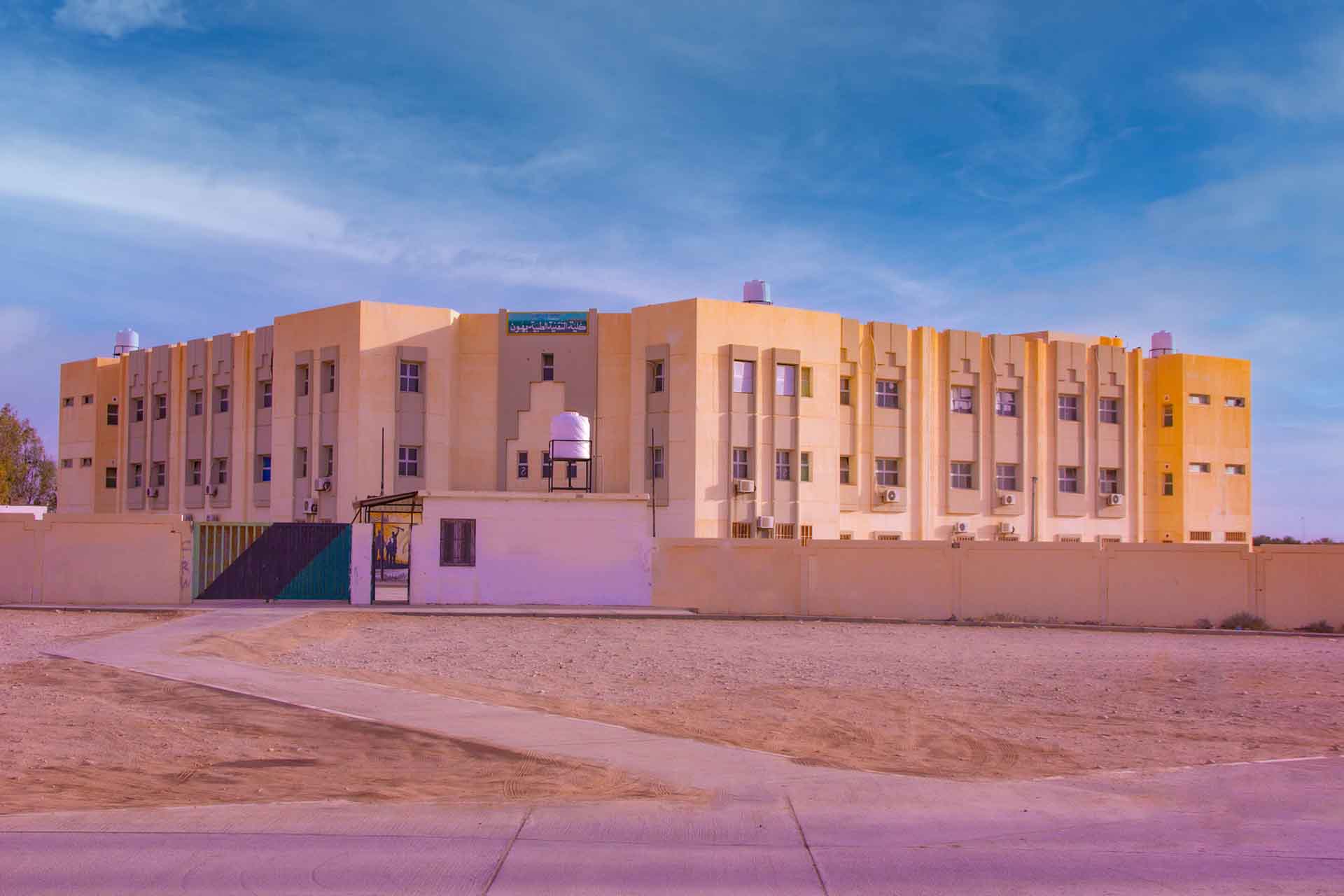 عن الجامعة 4 الكليات والقاعات