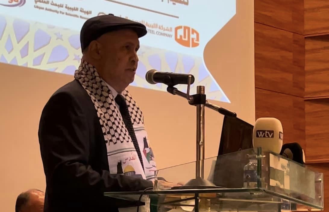 رئيس جامعة الجفرة ورئيس اللجنة التحضيرية للمؤتمر الدكتور يوسف جلالة يعطي الإذن لإنطلاق فاعليات المؤتمر العلمي الثالث للتشييد بالمناطق الصحراوية